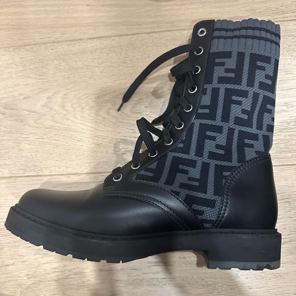 Fendi boots size 39 - Picture 4 of 7